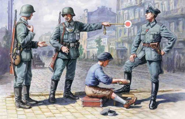 ICM-35561 ICM 1/35 German Patrol (1939-1942) (4 figures - 1 officer, 2 soldiers, 1 civilian) main product photo