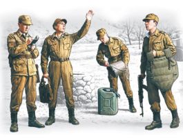 ICM 1/35 Soviet Motorized Infantry (1979-1988) (4 figures - 1 officer, 3 soldiers)