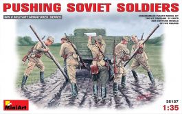 MiniArt Pushing Soviet Soldiers (1/35)